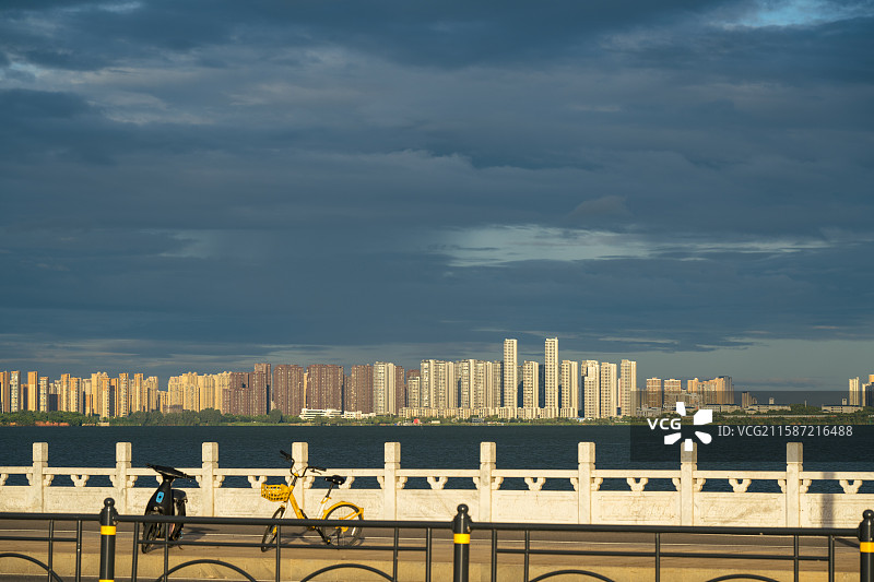 武汉江夏，汤逊湖早霞，长岛，莲华寺图片素材