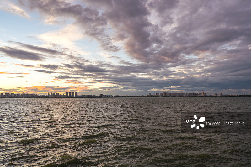 武汉江夏，汤逊湖早霞，长岛，莲华寺图片素材