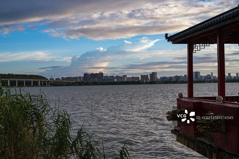 武汉江夏，汤逊湖早霞，长岛，莲华寺图片素材