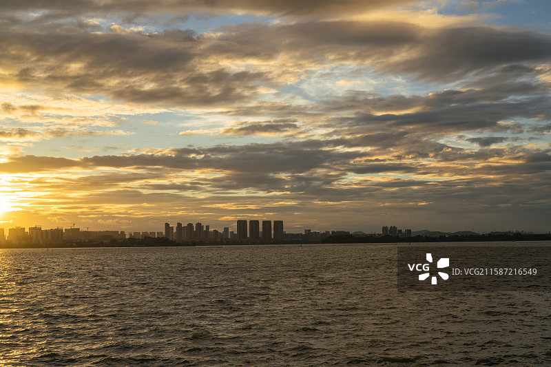 武汉江夏，汤逊湖早霞，长岛，莲华寺图片素材