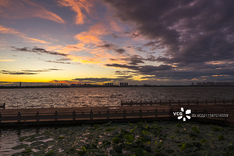 武汉江夏，汤逊湖早霞，长岛，莲华寺图片素材