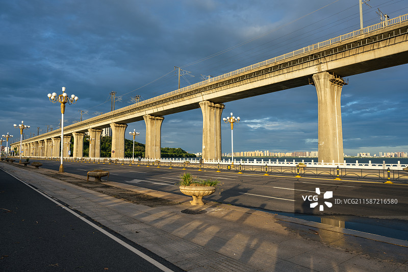 武汉江夏，汤逊湖早霞，长岛，莲华寺图片素材