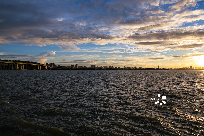 武汉江夏，汤逊湖早霞，长岛，莲华寺图片素材