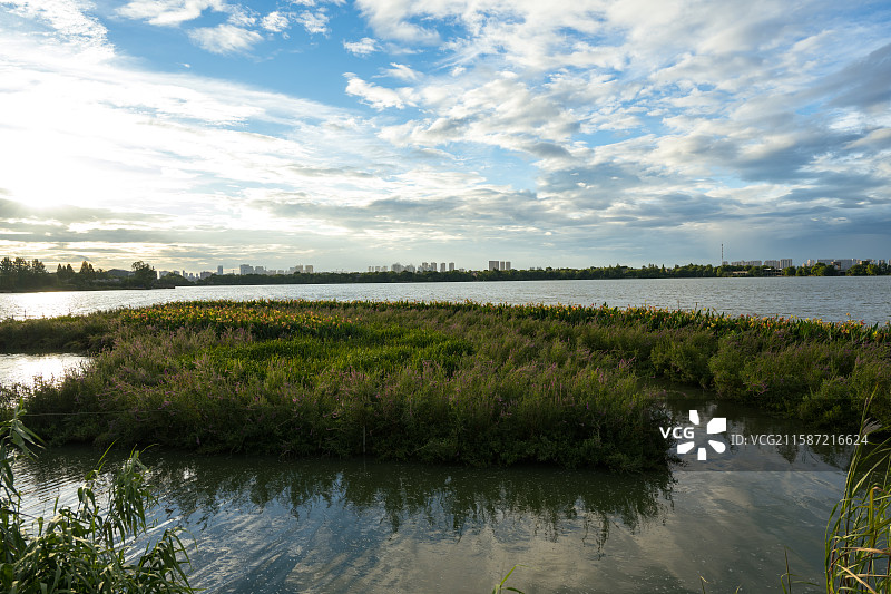武汉江夏，汤逊湖早霞，长岛，莲华寺图片素材