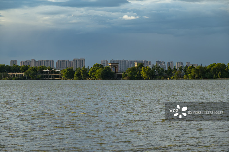 武汉江夏，汤逊湖早霞，长岛，莲华寺图片素材