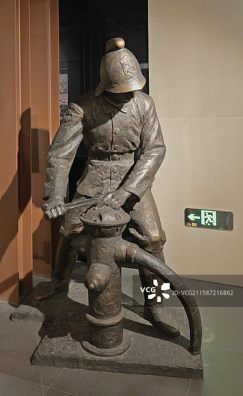 消防灭火主题雕塑图片素材
