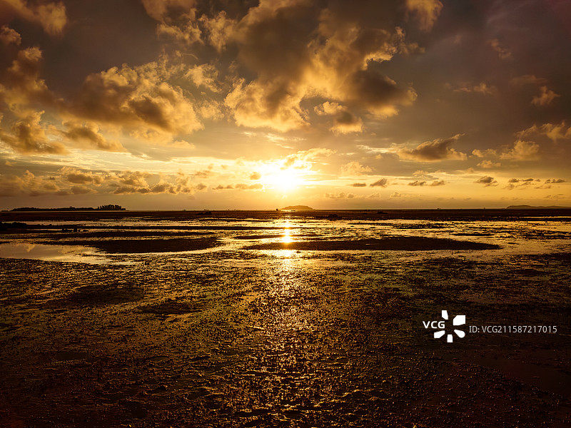 印尼民丹岛前的日出图片素材