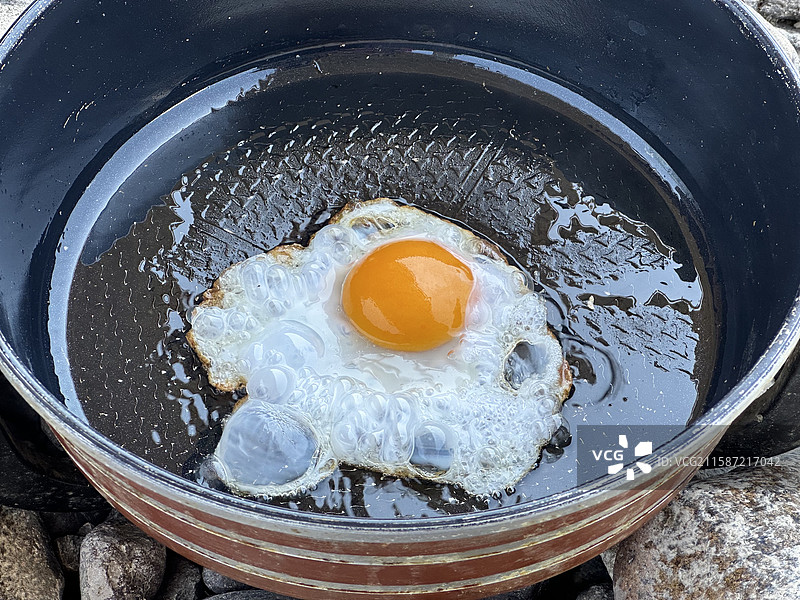 野炊｜煎荷包蛋｜户外露营旅行图片素材