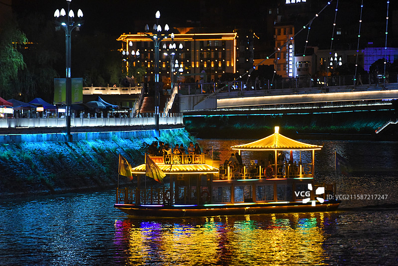 陕西安康岚皋县夜晚岚河上的游船图片素材