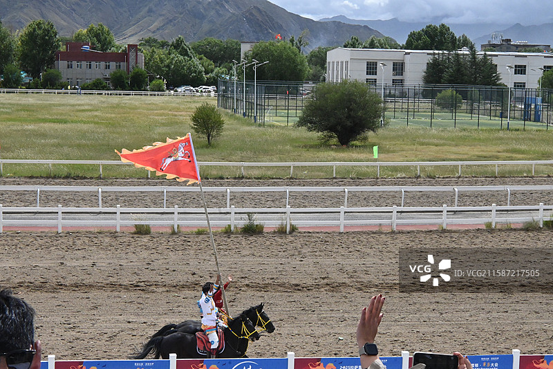 西藏 拉萨 雪顿节  赛马图片素材