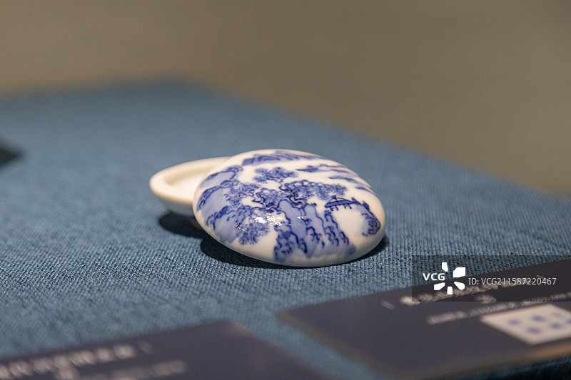 清代丨青花山水纹印泥盒图片素材