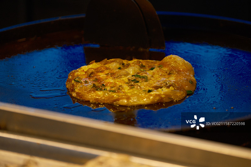 闽南美味小吃：海蛎煎蚵仔煎的烹饪呈现图片素材