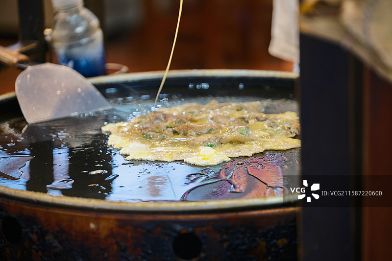 闽南美味小吃：海蛎煎蚵仔煎的烹饪呈现图片素材