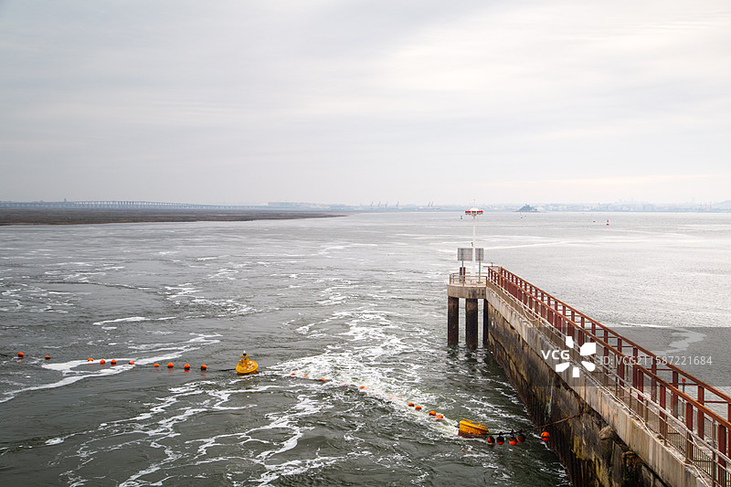 福建厦门海沧海港堤坝与浮标航标图片素材