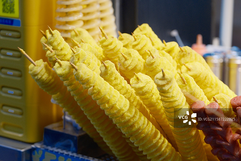 小吃摊亮点：旋风薯塔的视觉诱惑图片素材