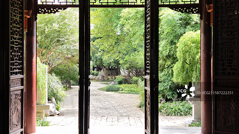 莫愁湖公园里的莫愁女雕像、胜棋楼和荷花池图片素材