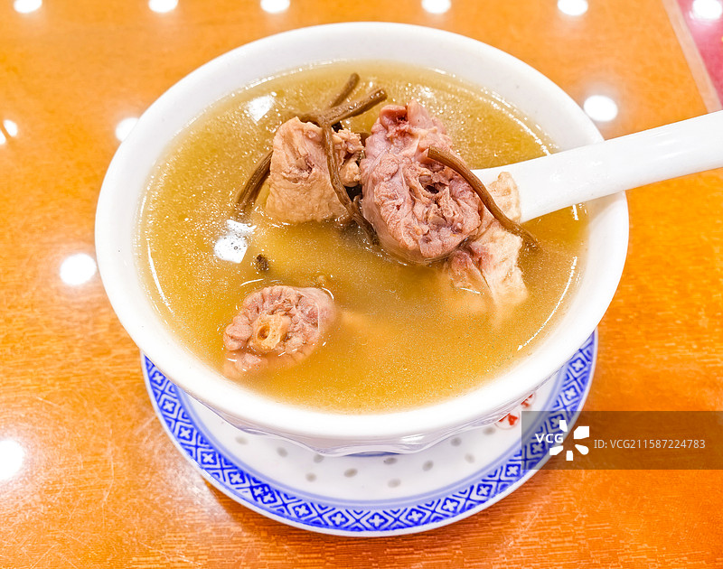 茶树菇煲老鸡汤美食特写图片素材