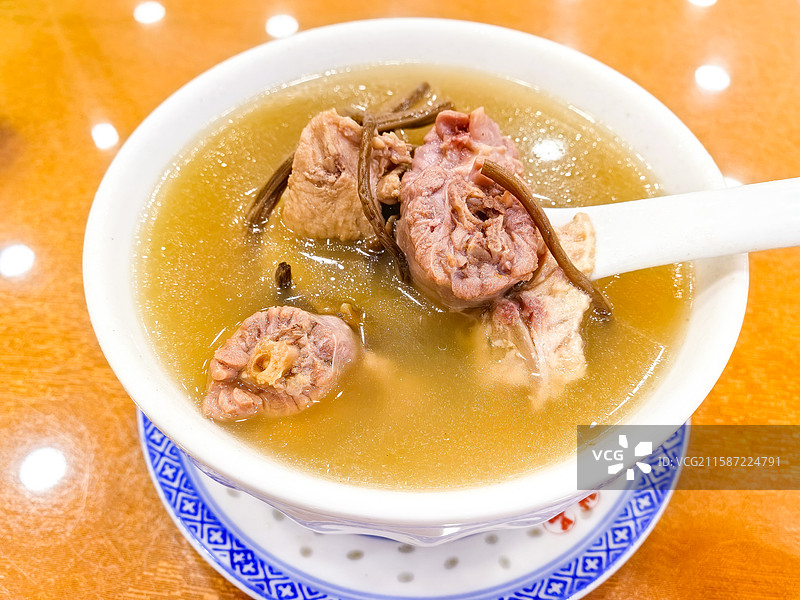 茶树菇煲老鸡汤美食特写图片素材