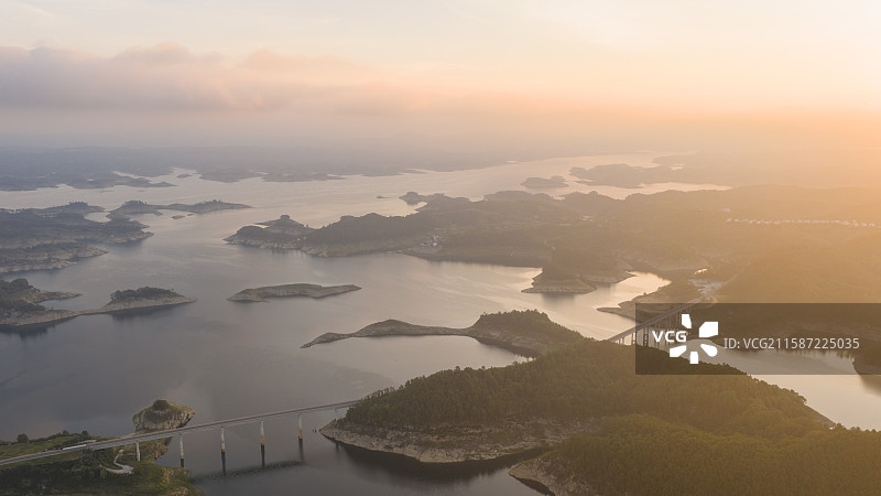清晨日出朝霞下的湖北省十堰市丹江口水库316省道辽沟大桥二道河大桥风景图片素材