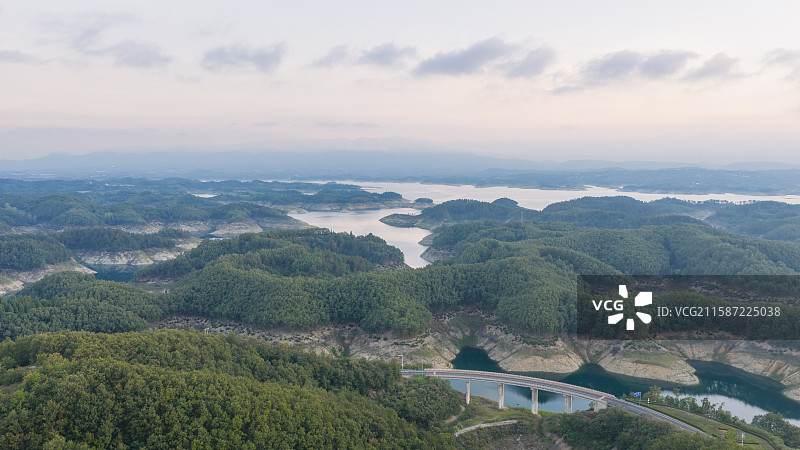 清晨日出朝霞下的湖北省十堰市丹江口水库316省道辽沟大桥二道河大桥风景图片素材