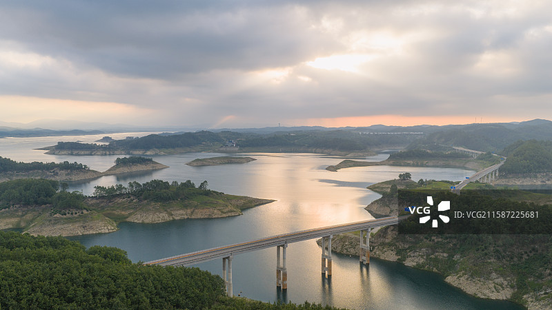 清晨日出朝霞下的湖北省十堰市丹江口水库316省道辽沟大桥二道河大桥风景图片素材