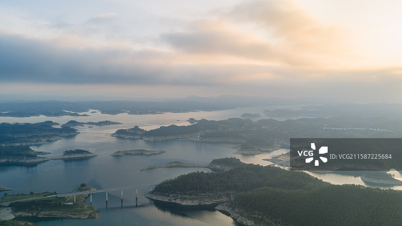清晨日出朝霞下的湖北省十堰市丹江口水库316省道辽沟大桥二道河大桥风景图片素材