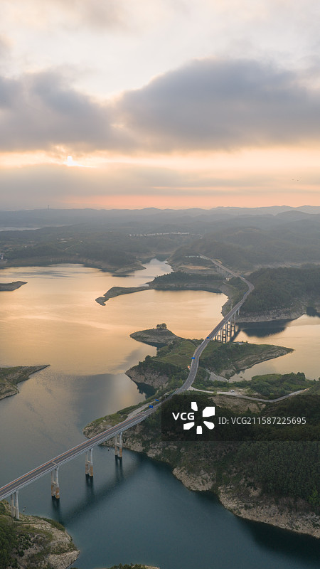 清晨日出朝霞下的湖北省十堰市丹江口水库316省道辽沟大桥二道河大桥风景图片素材