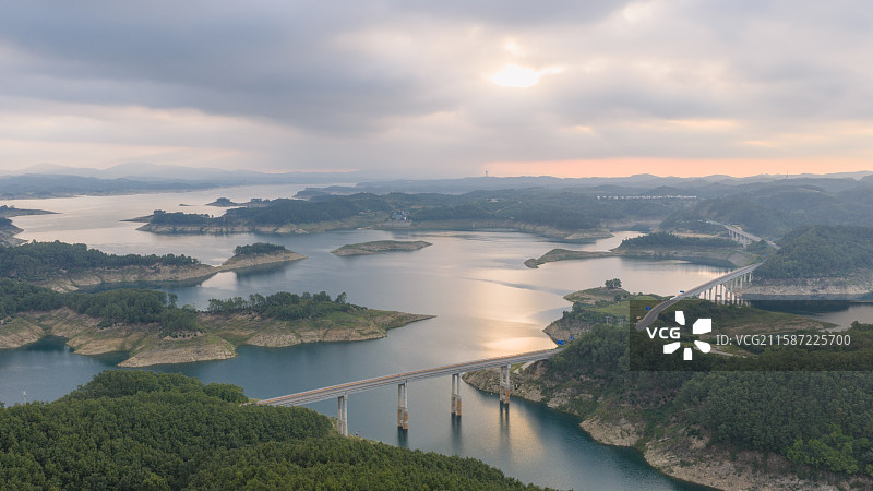 清晨日出朝霞下的湖北省十堰市丹江口水库316省道辽沟大桥二道河大桥风景图片素材