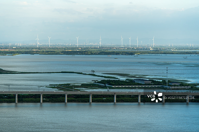 行驶在西太湖上的南沿江高铁列车图片素材