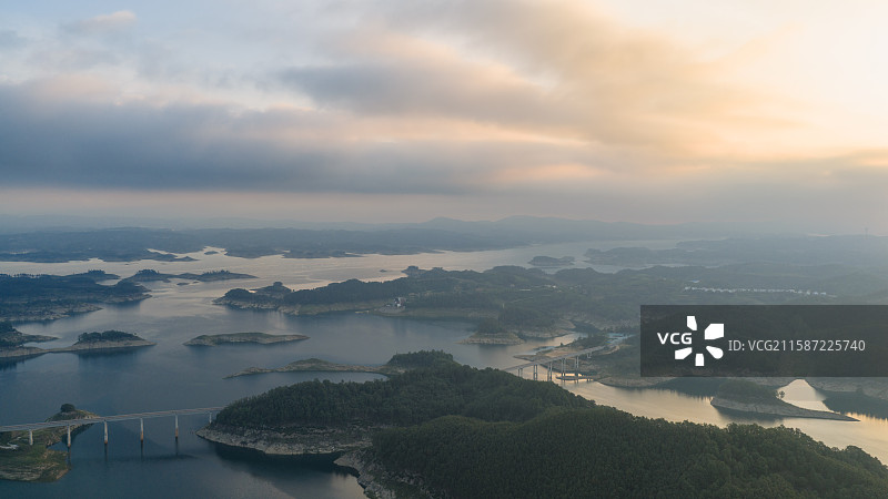 清晨日出朝霞下的湖北省十堰市丹江口水库316省道辽沟大桥二道河大桥风景图片素材