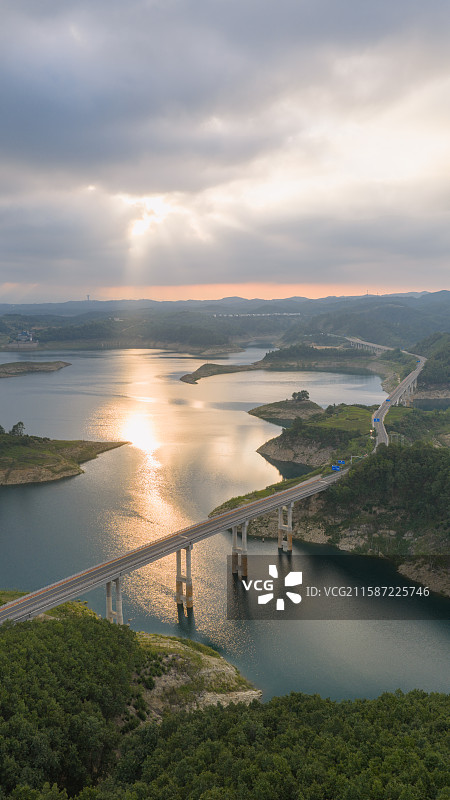 清晨日出朝霞下的湖北省十堰市丹江口水库316省道辽沟大桥二道河大桥风景图片素材