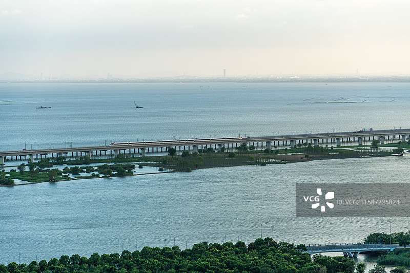 行驶在西太湖上的南沿江高铁列车图片素材