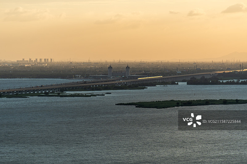 行驶在西太湖上的南沿江高铁列车图片素材