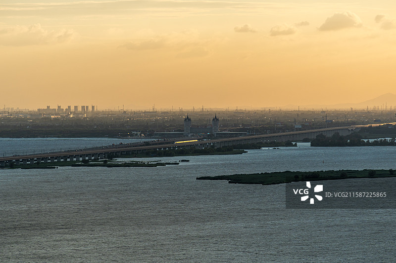 行驶在西太湖上的南沿江高铁列车图片素材