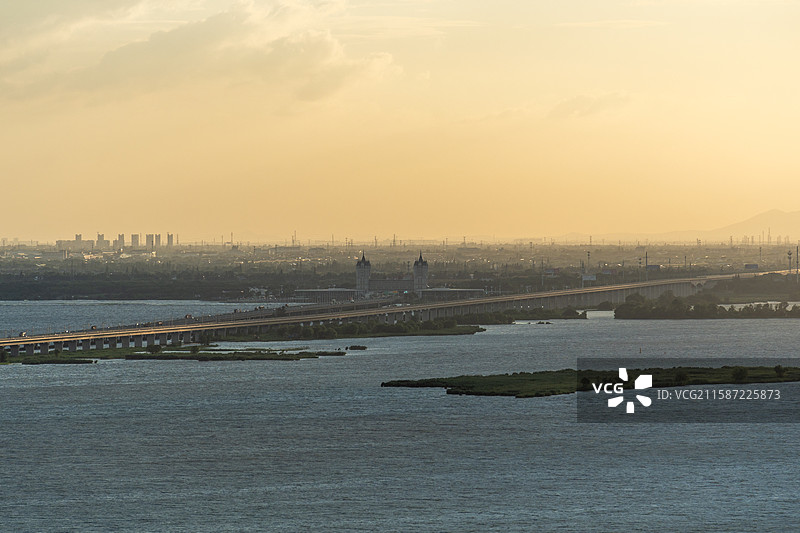 行驶在西太湖上的南沿江高铁列车图片素材