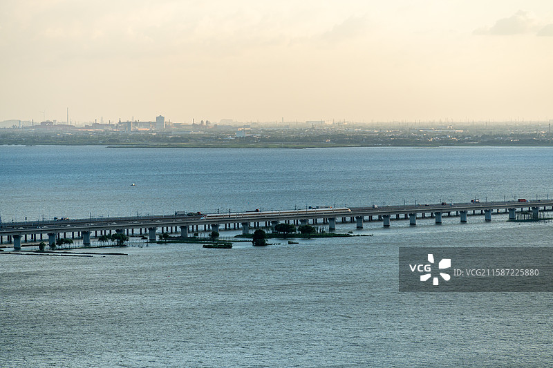 行驶在西太湖上的南沿江高铁列车图片素材