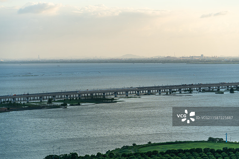 行驶在西太湖上的南沿江高铁列车图片素材