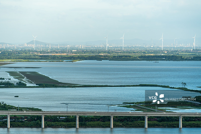 行驶在西太湖上的南沿江高铁列车图片素材