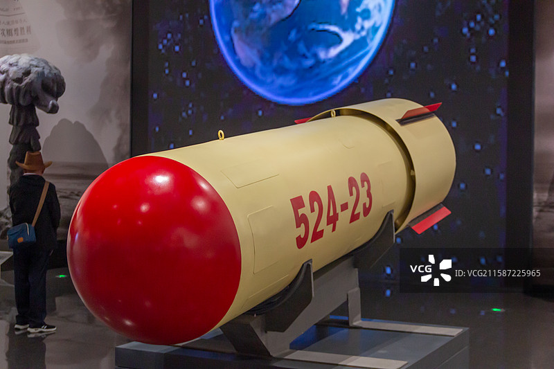 青海原子城纪念馆中的中国第一颗氢弹模型图片素材