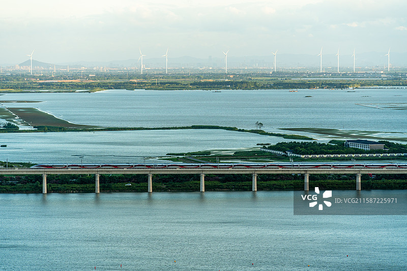 行驶在西太湖上的南沿江高铁列车图片素材
