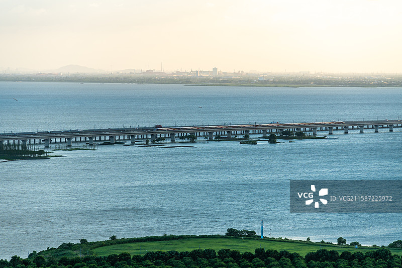 行驶在西太湖上的南沿江高铁列车图片素材