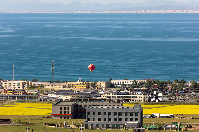 青海湖二郎剑景区的热气球图片素材