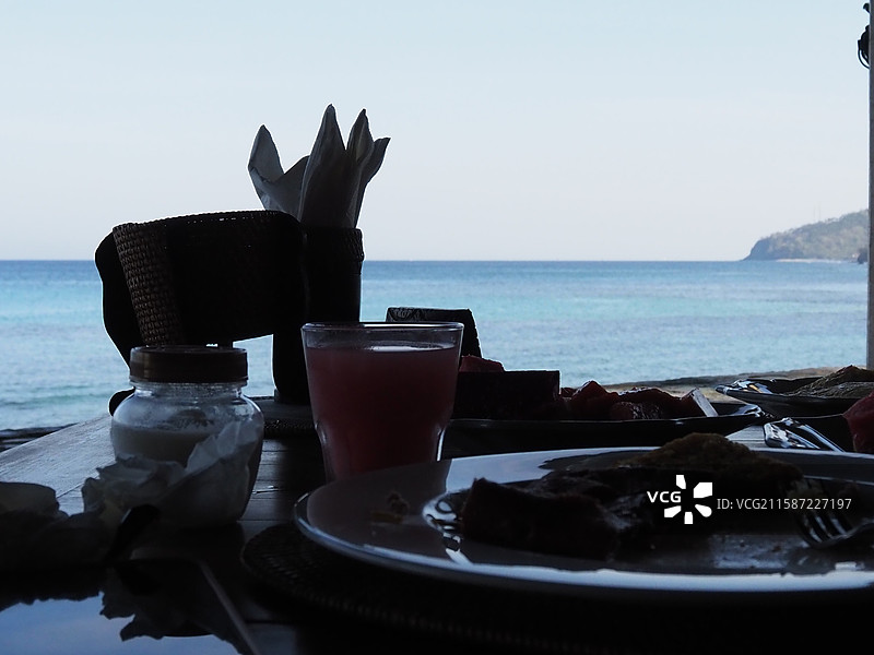 印尼龙目岛圣吉吉海滩边的度假酒店的餐厅望出去的蓝色海洋美景图片素材