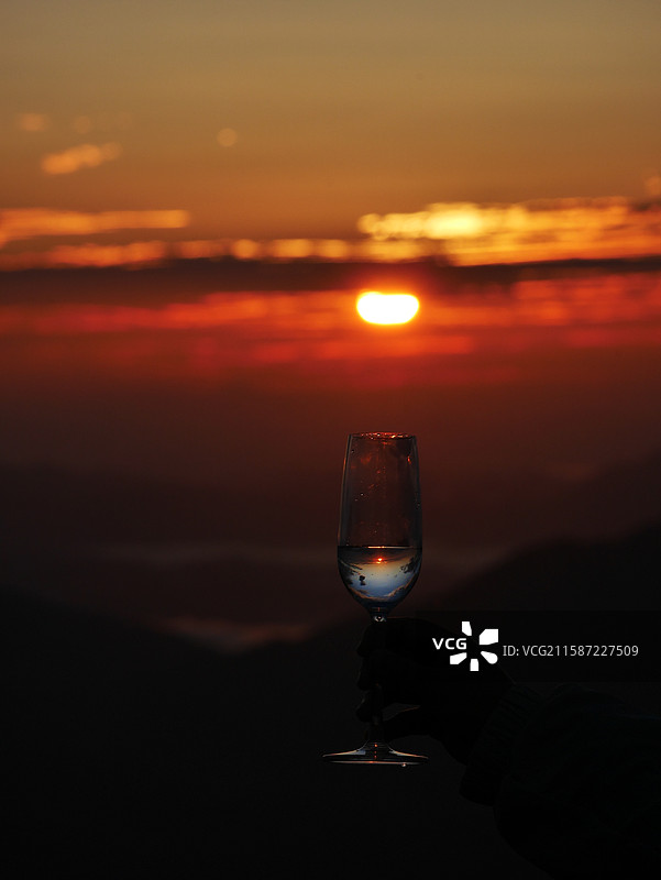 日出與高腳杯图片素材