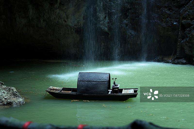 （瀑布与船）清远英西峰林洞天仙境图片素材
