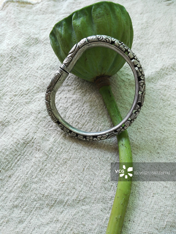 老银镂空富贵牡丹吉祥云纹团寿。马蹄镯。老首饰老饰品镯子图片素材