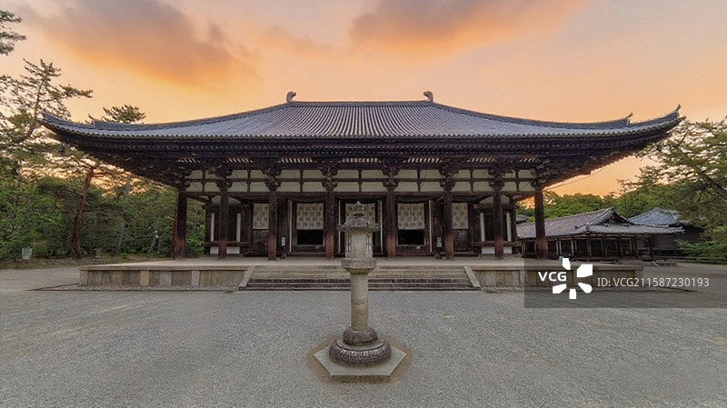 唐招提寺由鉴真主持建于 759 年，是日本佛教律宗总本山，建筑具唐代风格，多建筑与佛像为日本国宝。图片素材
