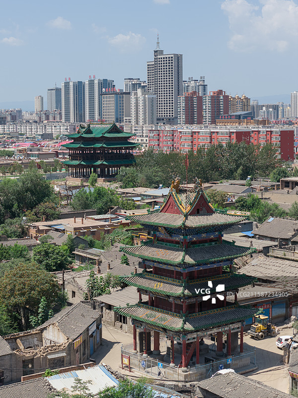 航拍山西吕梁孝义古城中阳楼和城隍庙同框图片素材