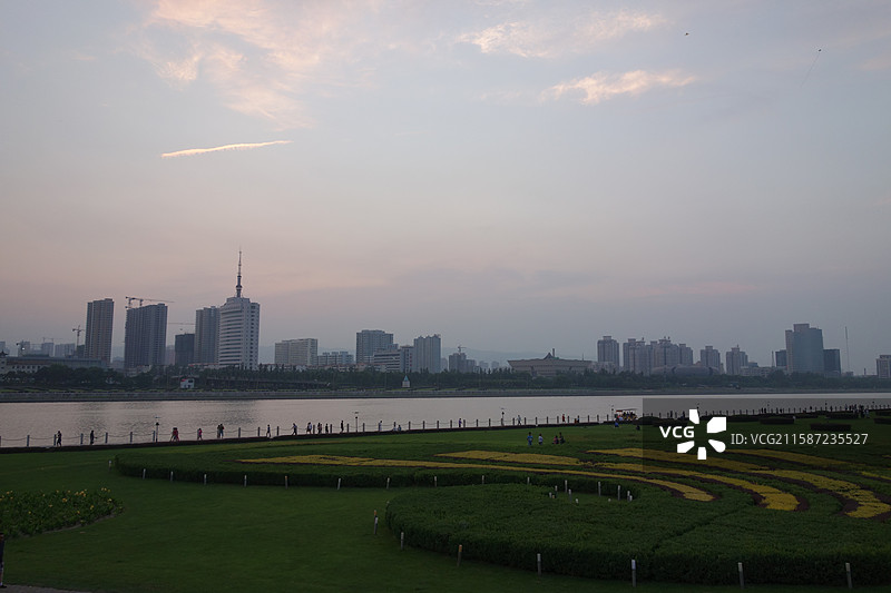 山西省太原市太原汾河公园迎泽桥傍晚夜景图片素材