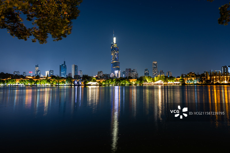南京玄武湖紫峰大厦城市天际线夜景，南京地标图片素材